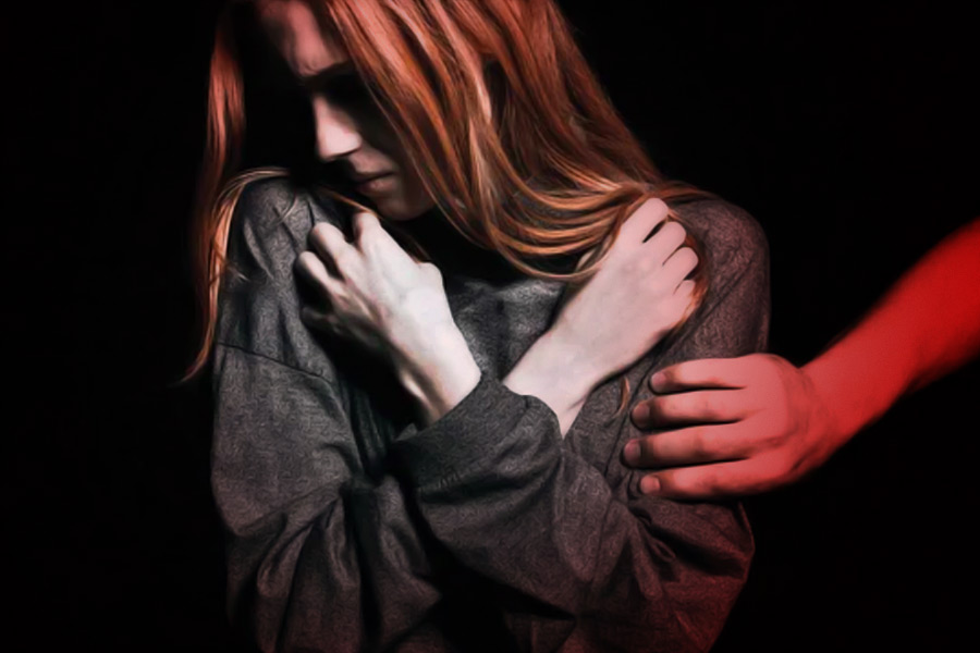 কলেজ ক্যাম্পাস থেকে তরুণীকে অনুসরণ করে মরিস ধোপাখানা পর্যন্ত গিয়েছিলেন। অভিযোগ, তার পর তিনি সেই ধোপাখানা ফাঁকা হয়ে যাওয়ার জন্য অপেক্ষা করেন। সকলে চলে গেলে প্রকাশ্যে আসে মরিসের আসল রূপ।