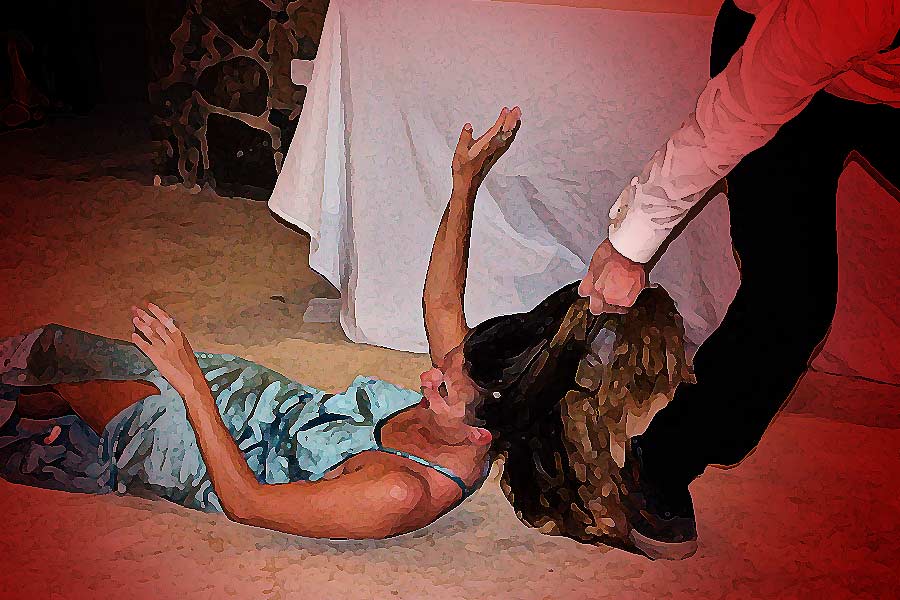 এ ক্ষেত্রেও অতর্কিতে আক্রমণ করেন মরিস। তরুণীকে কলেজ থেকে অনুসরণ করতে করতে তাঁর বাড়ির দিকে এগোন। ফাঁকা ফ্ল্যাটে তাঁকে টেনে নিয়ে বন্ধ করে দেন বাইরের পথ। 