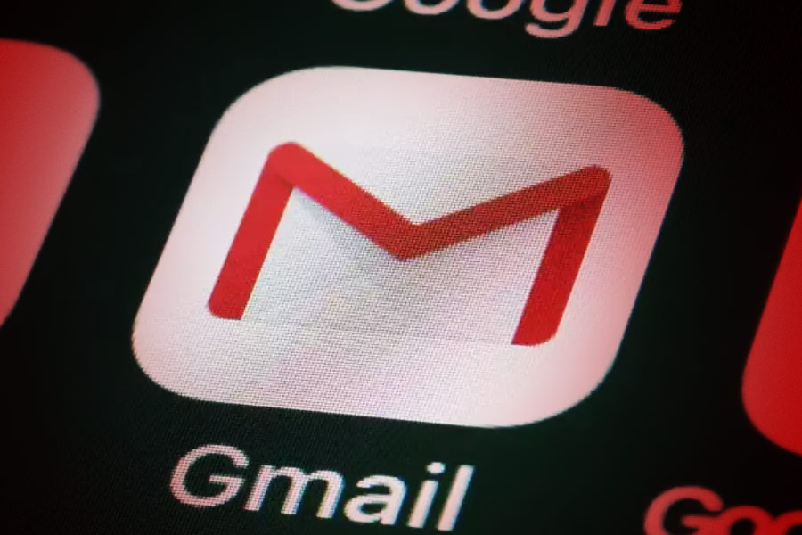 কী ভাবে মুক্তি পেলেন তরুণী? অভিযোগ, আগেই তাঁর মোবাইল ফোন থেকে সব রকমের যোগাযোগের অ্যাপ মুছে দিয়েছিলেন মরিস। কেবল পড়েছিল জিমেল। তার মাধ্যমেই নিজের অবস্থান সম্পর্কে খবর দিতে পেরেছিলেন তরুণী।