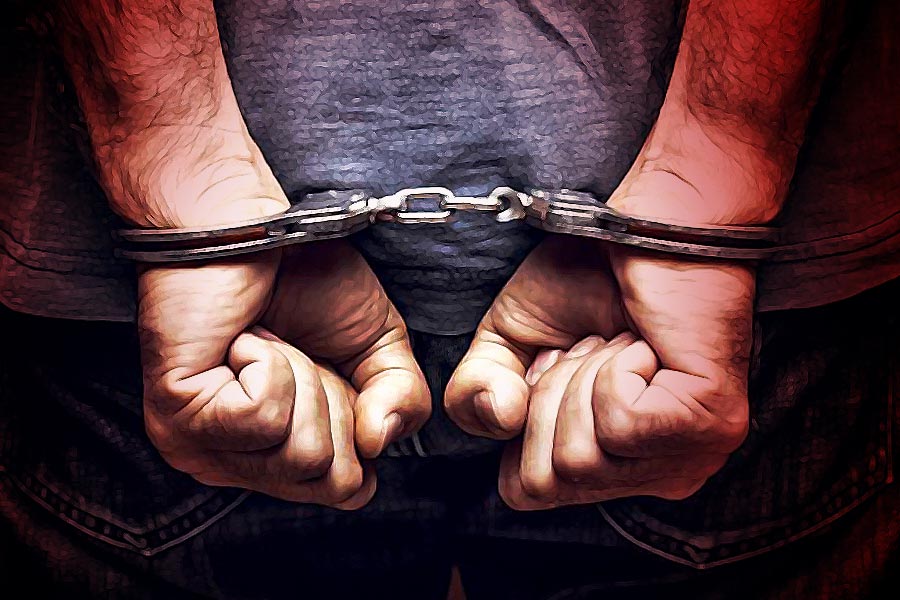 মরিসকে গ্রেফতার করে পুলিশ। তদন্তকারী আধিকারিক বেন সলমন বলেছেন, ‘‘মরিসের শিকার হওয়া দু’জন তরুণীই যথেষ্ট সাহসিকতার পরিচয় দিয়েছেন। তাঁদের সঙ্গে যা হয়েছে, তা ভয়াবহ। ভয়কে জয় করে তাঁরা যে এগিয়ে এসেছেন, তা প্রশংসার যোগ্য।’’