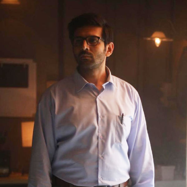 সম্ভবত কার্তিকের কেরিয়ারের সেরা পারফরম্যান্স এটাই। 