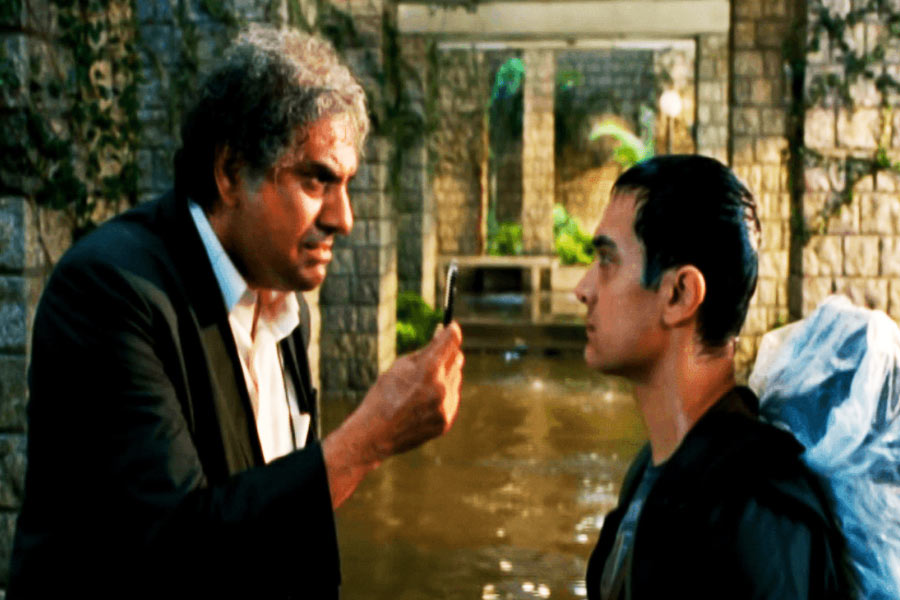 বাইরে তুমুল বৃষ্টি। ভেসে যাচ্ছে গোটা মুম্বই। অন্তঃসত্ত্বা মোনার জন্য অ্যাম্বুল্যান্স জোগাড় করতে না পেরে ভ্যাকুয়াম ক্লিনার দিয়ে কলেজের মধ্যেই প্রসব করায় র্যাঞ্চো (আমির খান)। ‘থ্রি ইডিয়টস’-এর এই দৃশ্য নিয়ে ব্যাপক চর্চা হয়েছিল। কিন্তু জানেন কি বাস্তবেও ঘটেছিল এমন কাণ্ড? মাঝ আকাশে কাঁটা-চামচ, আঠা, কোট ঝোলানোর হ্যাঙ্গার দিয়ে হওয়া অস্ত্রোপচারে প্রাণ বাঁচে এক যাত্রীর।