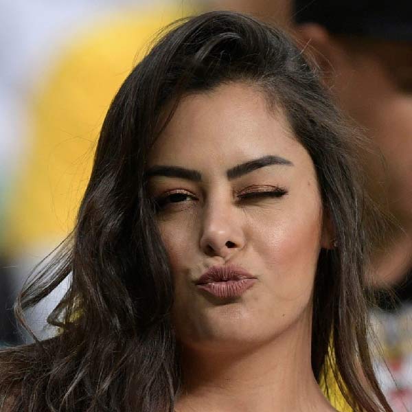 বিশ্বকাপের ম্যাচগুলিতে গ্যালারিতে হাজির থাকতেন তিনি। অভিনব সাজপোশাকের জন্য আলাদা করে নজর কাড়তেন। প্রায়শই ক্যামেরা ঘুরে যেত তাঁর দিকে।