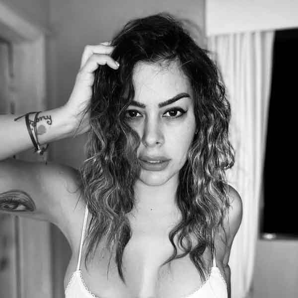 প্যারাগুয়ে জিতলে ল্যারিসা নগ্ন ফটোশুটের প্রতিশ্রুতি দিয়েছিলেন। ঘোষণা করে জানিয়েছিলেন, তাঁর দেশ জিতলে তিনি সম্পূর্ণ নগ্ন হয়ে ক্যামেরার সামনে আসবেন। এই ঘোষণার পর তাঁর জনপ্রিয়তা আরও বেড়ে যায়।