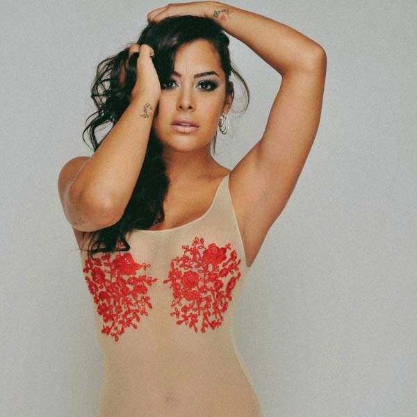 ২০১০-এর পর ফিফা আয়োজিত ফুটবল বিশ্বকাপে নজর কাড়তে পারেনি প্যারাগুয়ে। ২০২২-এর বিশ্বকাপে তো তারা সুযোগই পায়নি। তাই এ বছর ল্যারিসাকে দল বদলে ফেলতে দেখা গিয়েছে। এ বছর তিনি আর প্যারাগুয়ে নয়, সমর্থন করছেন ব্রাজিলকে।