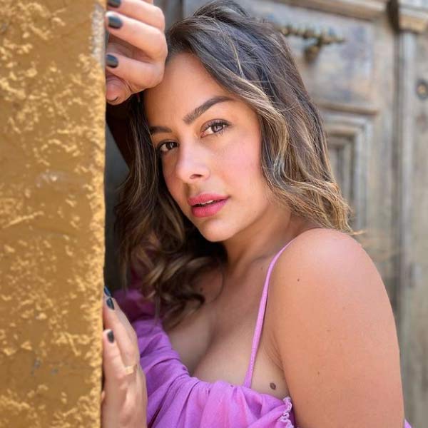 চলতি বিশ্বকাপে প্যারাগুয়ে নেই, তাই অগত্যা ব্রাজিলের সমর্থনে গলা ফাটাচ্ছেন ল্যারিসা। এর আগে ২০১৯ সালের কোপা আমেরিকাতেও তিনি প্যারাগুয়েকে সমর্থন করেছিলেন।