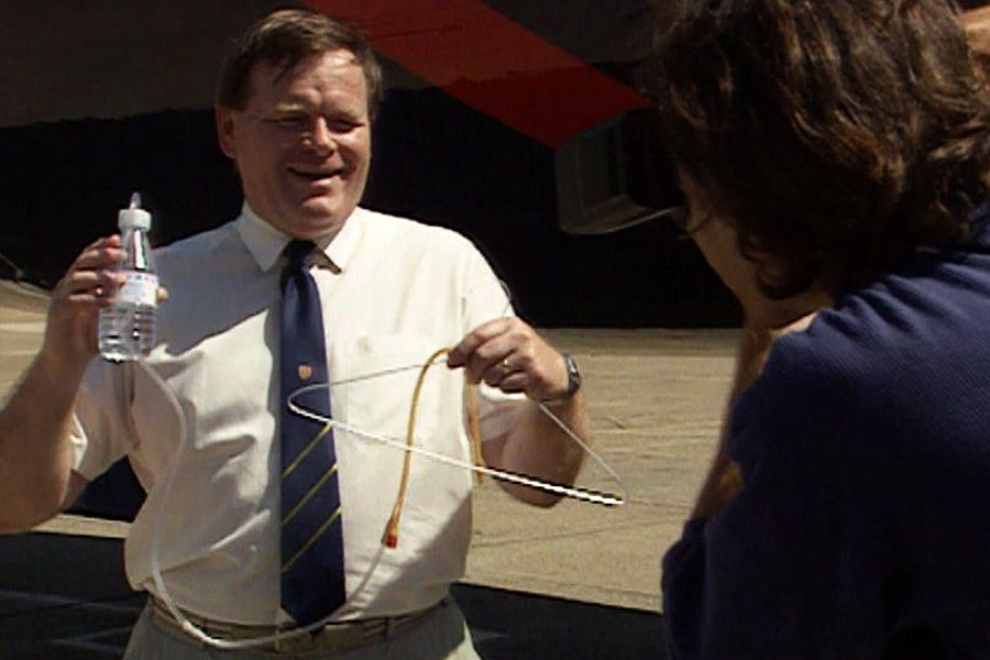 এর পর একটি জলের বোতলের খাপে ফুটো করে সেটিকে ‘চেক ভাল্‌ভ’ হিসাবে ব্যবহারের জন্য তৈরি করে ফেলেন ওয়ালেশ। বস্তুত, ‘চেক ভাল্‌ভ’-এর মাধ্যমেই তরল একমুখী প্রবাহ সম্ভব।