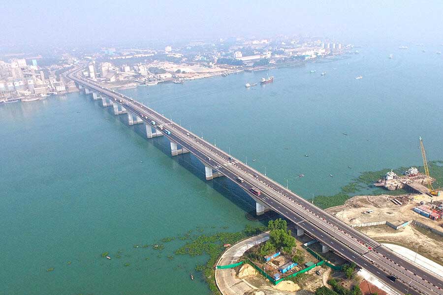 আগে থেকেই দু’টি সেতু আছে মেঘনা নদীর উপর। এ বার সেই নদীর উপর নতুন করে আরও একটি সেতু নির্মাণের সিদ্ধান্ত নিয়েছে বাংলাদেশ। এর ফলে ঢাকার সঙ্গে পার্শ্ববর্তী জেলাগুলোর যোগাযোগ আরও সহজ হবে।