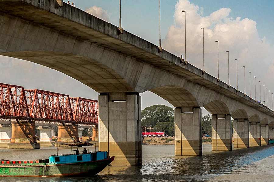 জানা গিয়েছে, ২০২০ সাল থেকেই এই সেতু নির্মাণ নিয়ে চিন্তাভাবনা শুরু করে বাংলাদেশ সরকার। এই সেতু তৈরি আদৌ সম্ভব কি না, তা নিয়ে আলোচনা শুরু হয় ২০২০-এর মার্চ থেকে। পরে অগস্ট মাস নাগাদ মন্ত্রিসভায় এই প্রকল্প বাস্তবায়নের অনুমোদন দেওয়া হয়।