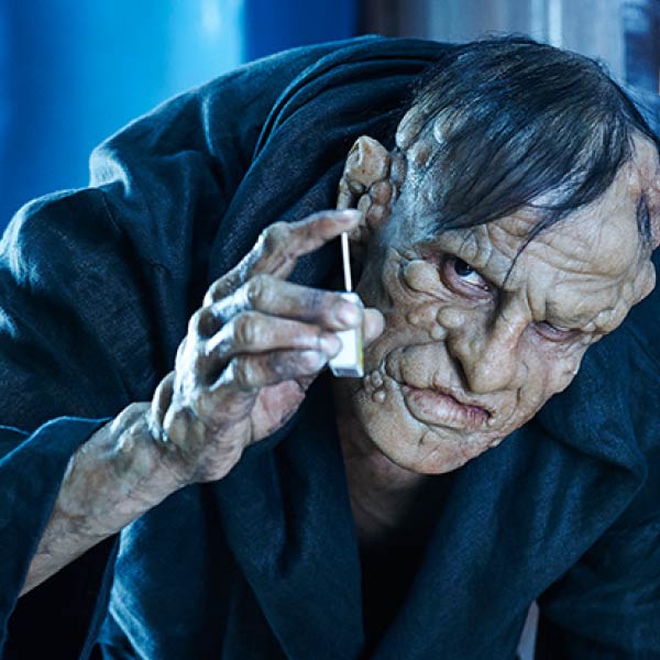 তামিল সিনেমা ‘আই’-তে লিঙ্গেসনের লক্ষ্য ছিল ‘মিস্টার ইন্ডিয়া’র খেতাব জেতা। সেখান থেকে মডেলিং এবং সিনেমায় কাজ শুরু করে সে। নায়িকা দিয়ার সঙ্গে প্রেম হয় তার। কিন্তু যে চিকিৎসকের কাছে সে চিকিৎসা করাত, সে দিয়ার প্রতি আকর্ষণ অনুভব করত। তাই লিঙ্গেসনকে এমন একটা সাপ্লিমেন্ট দেয় সে, যা খেতে খেতে মাথার চুল পড়ে প্রথমে। তার পর বিকৃত দেখতে হয়ে যায় নায়ক। বাস্তবে পলও ছিলেন তেমনই।