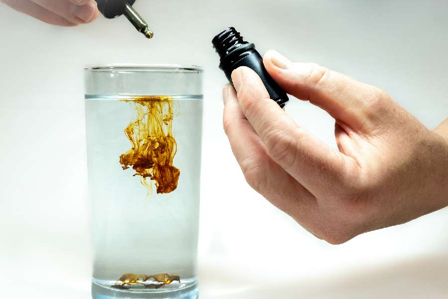 ত্বক বিশেষজ্ঞরা বলছেন, পল যে সাপ্লিমেন্টটি দিনের পর দিন খাচ্ছিলেন তাতে রুপোর বিশেষ কোনও মিশ্রণ রয়েছে। সিলভারের বিষক্রিয়ার ফলেই ত্বকের এই হাল হয়েছে তাঁর। 