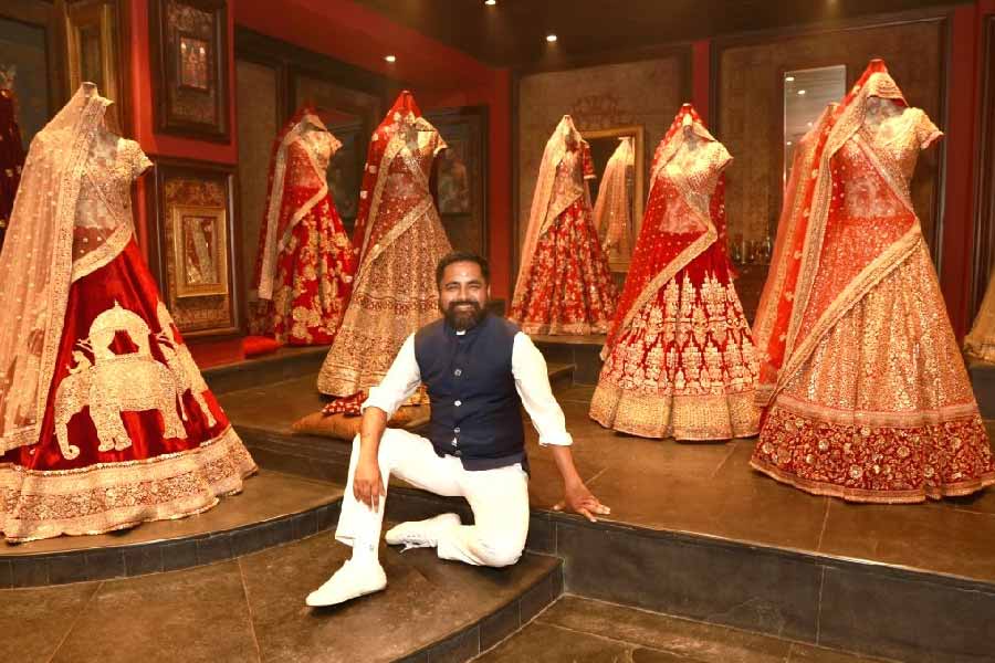 ছবিতে নায়ক-নায়িকার সাজ থেকে অভিনেতা-অভিনেত্রীদের বিয়ের আসর, এই ব্রাহ্মণপুত্রের পোশাক ছাড়া ‘সম্পন্ন’ হয় না। 