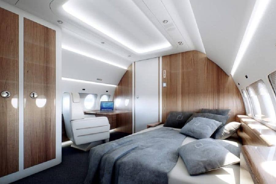 বিমানের যাত্রীদের মনের অবস্থা অনুযায়ী এ৩৩০ বিমানের সিলিংয়ের ধরন বদলে যায়। বিভিন্ন ধরনের আলো দিয়ে ‘ভার্চুয়াল সিলিং’ তৈরি করা হয়েছে। প্রয়োজনে ব্যবহার করা হয় প্রোজেক্টারও।