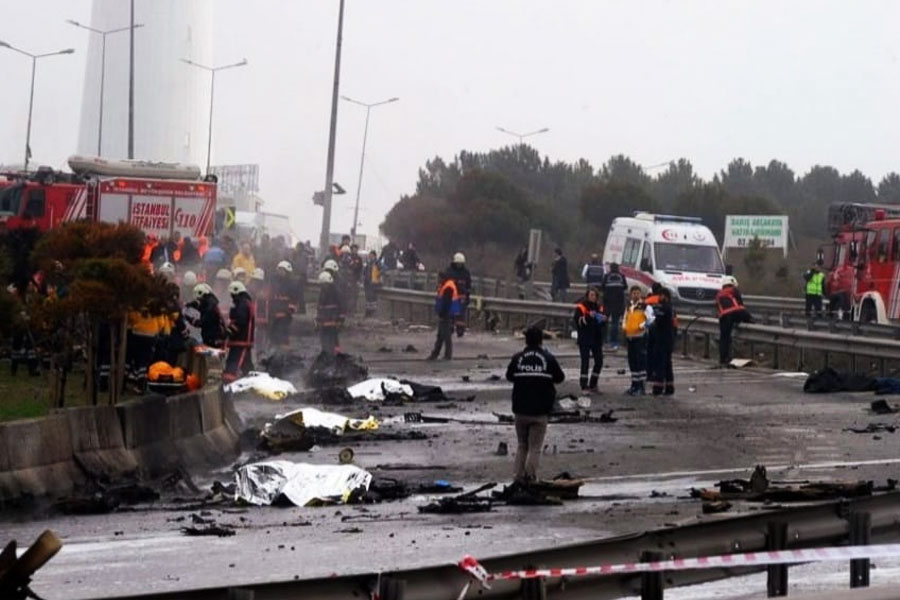 ১ ডিসেম্বর বৃহস্পতিবার বুরকু এবং বিমানচালক হাকান কোকসাল (৫৪) তুরস্কের সাকারিয়া প্রদেশের পামুকোভা থেকে বিকেল সাড়ে তিনটে নাগাদ বিমানে চাপেন। বিমান ওড়ার আগের মুহূর্তের কিছু ছবি সমাজমাধ্যমে ছড়িয়ে পড়েছে।