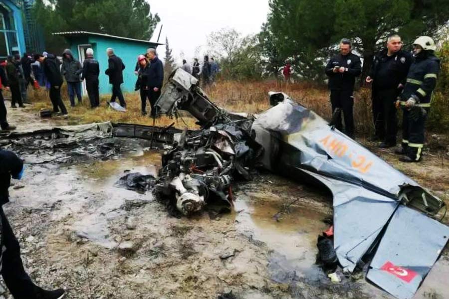 এর পরই আগুন ধরে যায় বিমানটিতে। সোজা মাটির দিকে নেমে আসতে থাকে বিমানটি। ক্ষণিকেই মাটিতে সজোরে আছাড় খেয়ে ভেঙে পড়ে ওই বিমান। মৃত্যু হয় বুরকু এবং হাকানের।