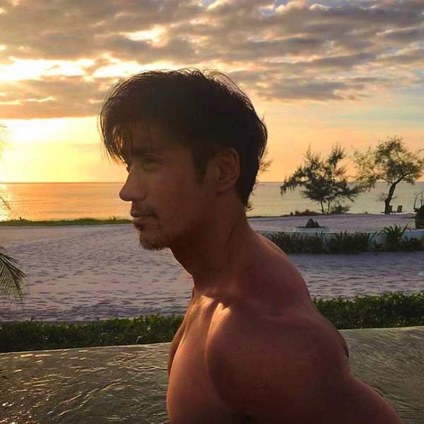 তাঁর সুঠাম চেহারা দেখলে চোখ ধোঁকা খেতে বাধ্য। ট্যানের আসল বয়স না জানা থাকলে কারও পক্ষে তাঁর বয়স ধরা সম্ভবই নয়। ছবি: ইনস্টাগ্রাম।