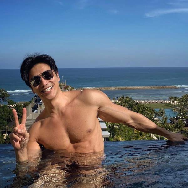 বয়সকে কী ভাবে ধরে রাখলেন ট্যান? সিঙ্গাপুরের এই মডেল মনে করেন, তাঁর খাদ্যাভ্যাসই বয়সকে ধোঁকা দেওয়ার আসল রহস্য। ছবি: ইনস্টাগ্রাম।