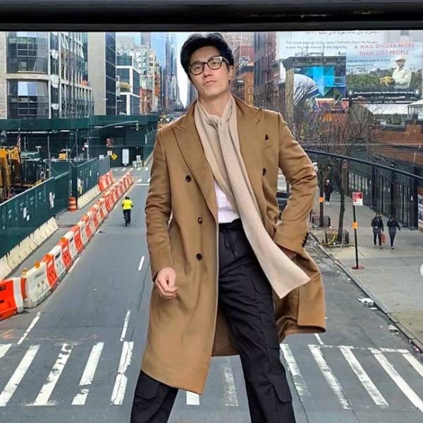 ১৯৬৭ সালে জন্ম ট্যানের। বর্তমানে ৫৫ বছর বয়স তাঁর। এক সাক্ষাৎকারে ট্যান বলেন, “আমার পঞ্চাশেরও বেশি বয়স হয়েছে। কিন্তু অনেকেই বলেন, একেবারে কুড়ির তরুণের মতো দেখতে আমাকে। আমার মনে হয়, এর জন্য ৭০ শতাংশ দায়ী আমার খাদ্যাভ্যাস। আর ৩০ শতাংশ শরীরচর্চা।” ছবি: ইনস্টাগ্রাম।