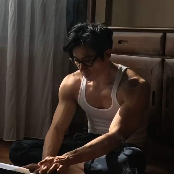 চা, কফি বা মদ্যপান করেন না। ধূমপান থেকেও দূরে থাকেন ট্যান। রাতে গ্রিন স্যালাড খান। ছবি: ইনস্টাগ্রাম।