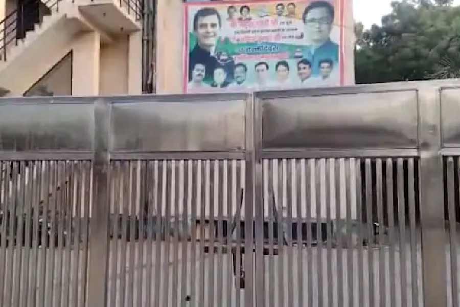 দিল্লিতে তালাবন্ধ কংগ্রেস দফতর।