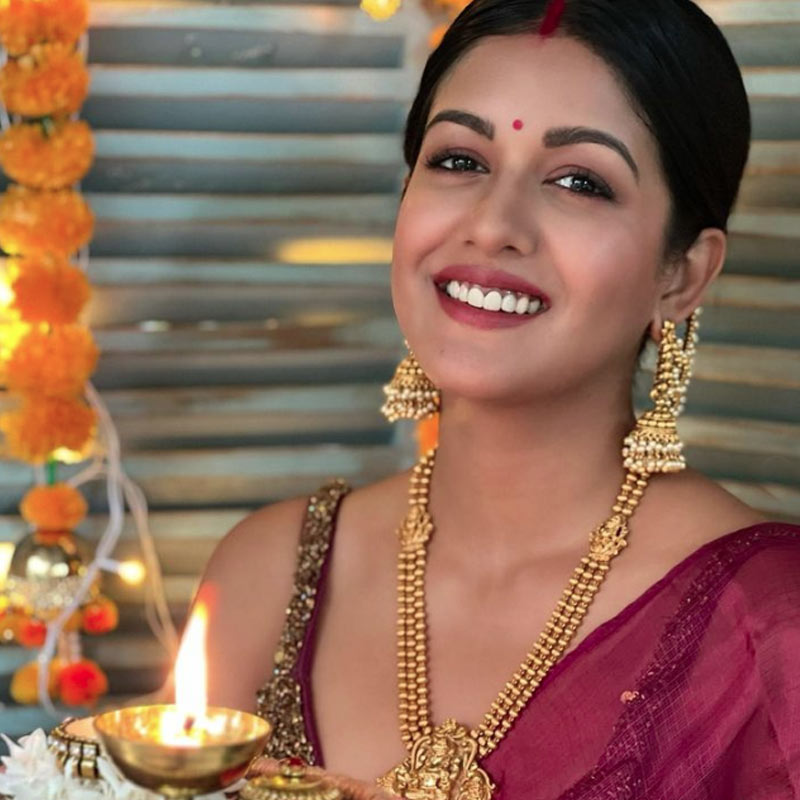 ২০১৬ সালে ‘রিস্তো কা সৌদাগর-বাজিগর’ নামের একটি হিন্দি ধারাবাহিকে মুখ্যচরিত্রে অভিনয় করেছিলেন ঈশিতা। এই ধারাবাহিক তাঁর জীবনের মোড় বদলে দেয়। এই ধারাবাহিকে অভিনয় সূত্রেই বৎসল শেঠের সঙ্গে আলাপ হয়। বৎসল এই ধারাবাহিকে ঈশিতার সঙ্গে অভিনয় করতেন।