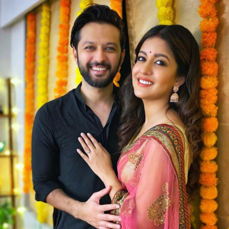 ২০০৪ সালে ‘টারজান: দ্য ওয়ান্ডার কার’ ছবিতে বৎসলের সঙ্গে অভিনয় করেছিলেন অজয়। ‘দৃশ্যম’ ছবিতে কাজ করে ঈশিতার সঙ্গেও ভাল সম্পর্ক তৈরি হয়েছিল অজয়ের। তাই ‘রিস্তো কা সৌদাগর-বাজিগর’ ধারাবাহিকে ঈশিতা এবং বৎসল একসঙ্গে কাজ করা শুরু করলে নাকি অজয়-ই তাঁদের যোগাযোগ আরও বাড়িয়ে তোলেন।