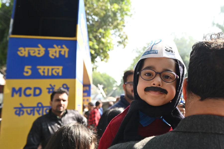 জয়ের পর আপের দফতরে কেজরীওয়ালের সাজে খুদে। 