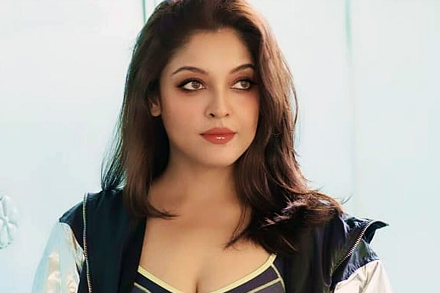 ঈশিতা যখন ধীরে ধীরে নিজের কেরিয়ার তৈরির দিকে মন দিচ্ছেন, সেই সময় তনুশ্রী জনপ্রিয়তার শিখরে পৌঁছে গিয়েছিলেন। কিন্তু কয়েক বছর পর পাশা উল্টে যায়। এক দিকে বলিপাড়ায় যখন ঈশিতার পরিচিতি বেড়ে উঠছিল, তখন ‘মিটু’ আন্দোলনের সঙ্গে জড়িয়ে গিয়েছিলেন তনুশ্রী। 