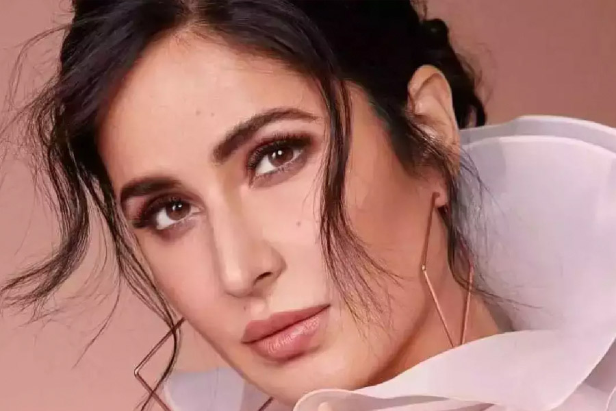 ঠোঁটে থাকুক হালকা পরশ।