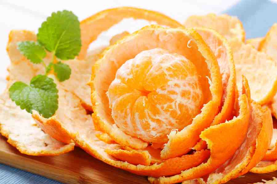 ত্বকের শুষ্কতা দূর করতেও কাজে আসে কমলালেবুর খোসা।