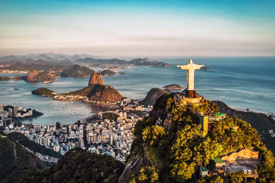 ১৯৩২ সালে বিশ্বে কফি উৎপাদনকারী দেশ হিসাবে শীর্ষে ছিল ব্রাজিল। বিশ্বের ৮০ শতাংশ কফিই সরবরাহ করতেন সে দেশের কফি উ়ৎপাদনকারীরা। বস্তুত, ১৮৮০ থেকে ১৯৩০ সাল— এই ৫০ বছরে কফিকে কেন্দ্র করে ব্রাজিলের শিল্পক্ষেত্র দ্রুত গতিতে বেড়ে উঠেছিল। সে দেশের অর্থনীতিতেও তা সিংহভাগ জায়গা নিয়ে নিয়েছিল। ব্রাজিলের ইতিহাসে ওই ৫ দশক ‘কফি উইথ মিল্ক’ বলেও পরিচিত।