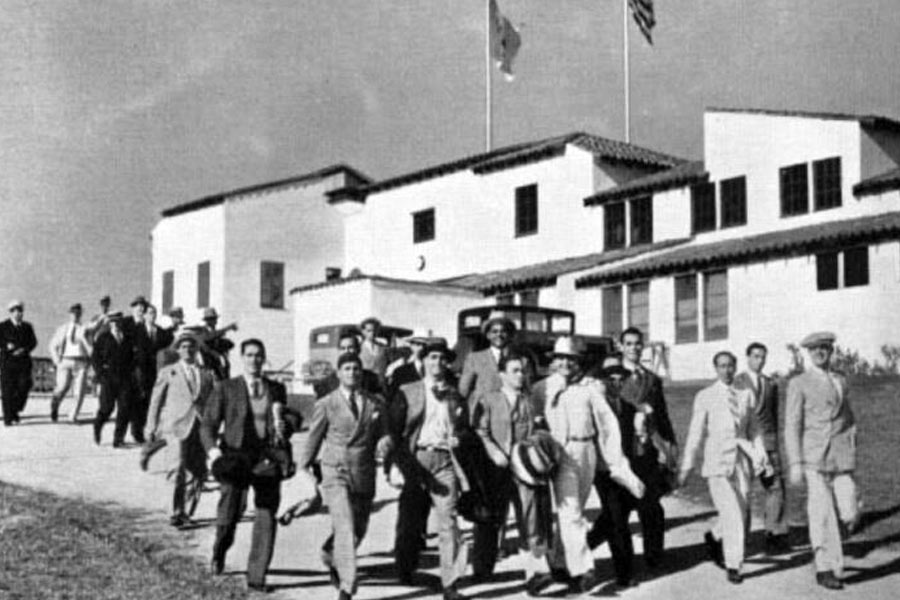 মহামন্দার সময় ওই কফির ব্যাগগুলিই যে ব্রাজিলীয় অ্যাথলিটদের অলিম্পিক যাত্রায় রসদ জোগাবে, তা কে জানত! ১৯৩২ সালের জানুয়ারিতে ব্রাজিলের অলিম্পিক্স দল ঘোষণা করেছিল সে দেশের ন্যাশনাল স্পোর্টস ফেডারেশন। সেই সঙ্গে ওই দলকে আমেরিকার পাঠানোর জন্য একটি পরিকল্পনাও ছকে ফেলেছিল তারা। অলিম্পিক্সের আসরে জাতীয় দলের ত্রাতা হয়ে ওঠে কফি।