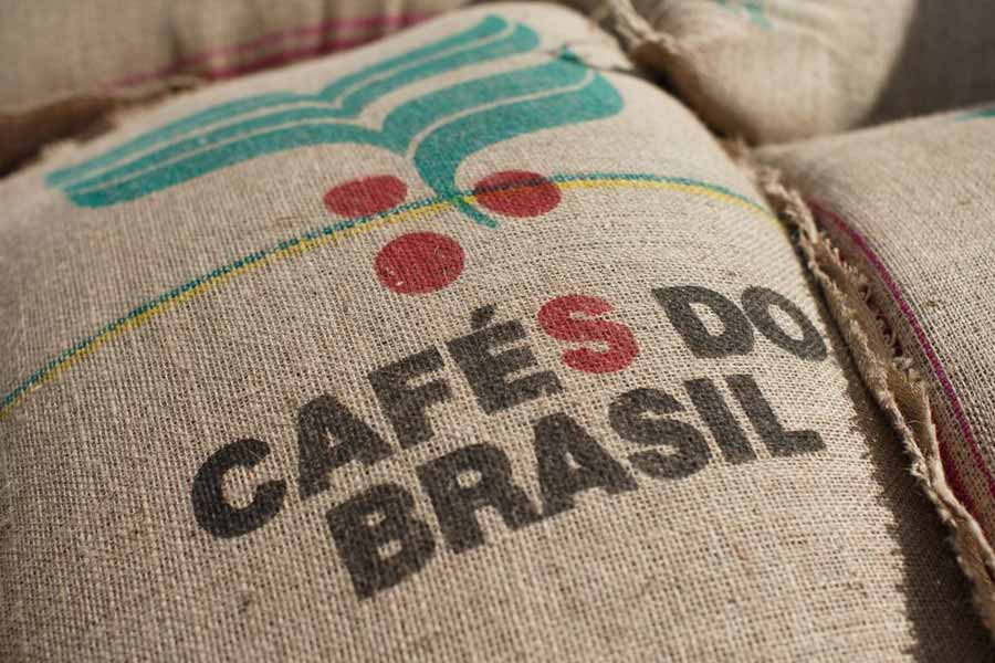 এই পরিকল্পনা বাস্তবায়িত করতে কফি কাউন্সিলের সহায়তা চেয়েছিল ফেডারেশন। কফি উৎপাদকেরাও হাজার হাজার বস্তাভর্তি কফি দান করেছিলেন। এ যেন এক ঢিলে দুই পাখি মারা! অ্যাথলিটরা আমেরিকায় অলিম্পিক্সের আসরে পৌঁছতে পারবেন। সেই সঙ্গে বিশ্ববাজারে পৌঁছে যাবে ব্রাজিলের কফি।