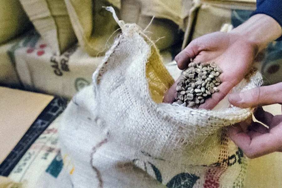 তৎকালীন সংবাদমাধ্যমের রিপোর্ট অনুযায়ী, জাহাজে ৫৫,০০০ কফির বস্তা তোলা হয়েছিল। অনেকের দাবি, সে সংখ্যাটি আসলে ৫০,০০০।