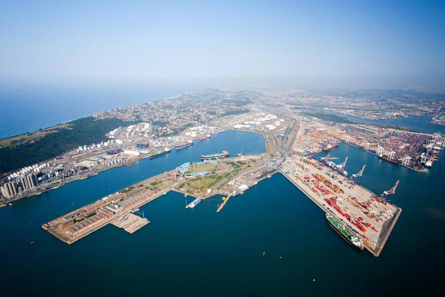 প্রায় ১ মাসের দীর্ঘ যাত্রার পর ২২ জুলাই সকাল পৌনে ৬টায় লস অ্যাঞ্জেলস বন্দরে পৌঁছয় ইটাকুইস। তবে সেখান থেকে অ্যাথলিটদের অলিম্পিক্স ভিলেজে পৌঁছতে গিয়ে অর্থকষ্ট বাধা হয়ে দাঁড়িয়েছিল। ব্রাজিলের ঘরের মাঠে সে সময় ভার্গাস সরকারের বিরুদ্ধে বিদ্রোহ ঘোষণা করেছে সাও পাওলো প্রশাসন। ৯ জুলাইয়ের ওই বিদ্রোহের জেরে ব্রাজিলের অ্যাথলিটদের খরচাপাতির জন্য অতিরিক্ত অর্থ পৌঁছনো দুষ্কর হয়ে পড়ে।