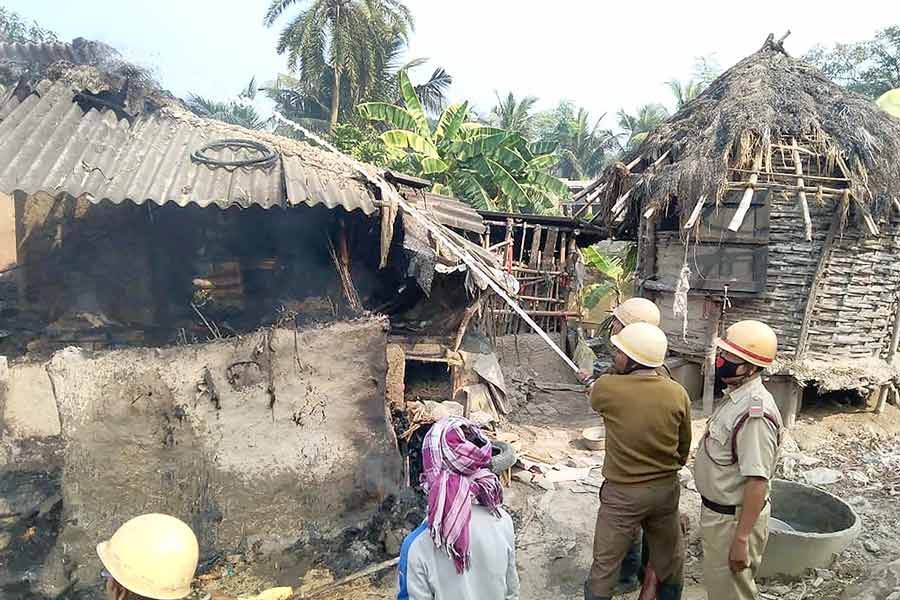চেষ্টা: গুলি করে কাকা ও তাঁর বন্ধুকে খুন করায় অভিযুক্ত যুবক এবং তার পরিজনদের বাড়িতে আগুন ধরিয়ে দিয়েছিল ক্ষুব্ধ জনতা। তা নেভাতে ব্যস্ত দমকল কর্মীরা। বুধবার, বারুইপুরে। নিজস্ব চিত্র