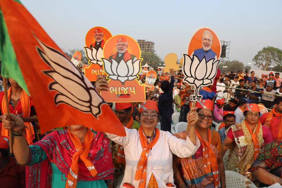 সরাসরি: মোদী-রাজ্যে ১৫০ ছুঁইছুঁই বিজেপি, সোলাঙ্কির ১৪৯ আসনের রেকর্ড অক্ষত থাকবে?