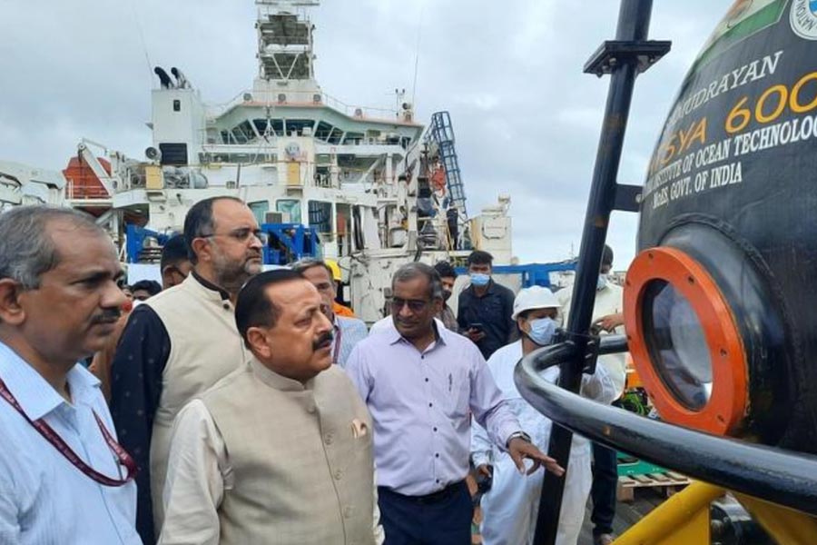 ইতিমধ্যেই বিজ্ঞান মন্ত্রকের অধীনে থাকা চেন্নাইয়ের ‘ন্যাশনাল ইনস্টিটিউট অফ ওশান টেকনোলজি’ (এনআইওটি) সমুদ্রের ৬০০০ মিটার গভীরে যাওয়ার মতো অত্যাধুনিক যন্ত্র তৈরির কাজ প্রায় শেষ করে এনেছে।