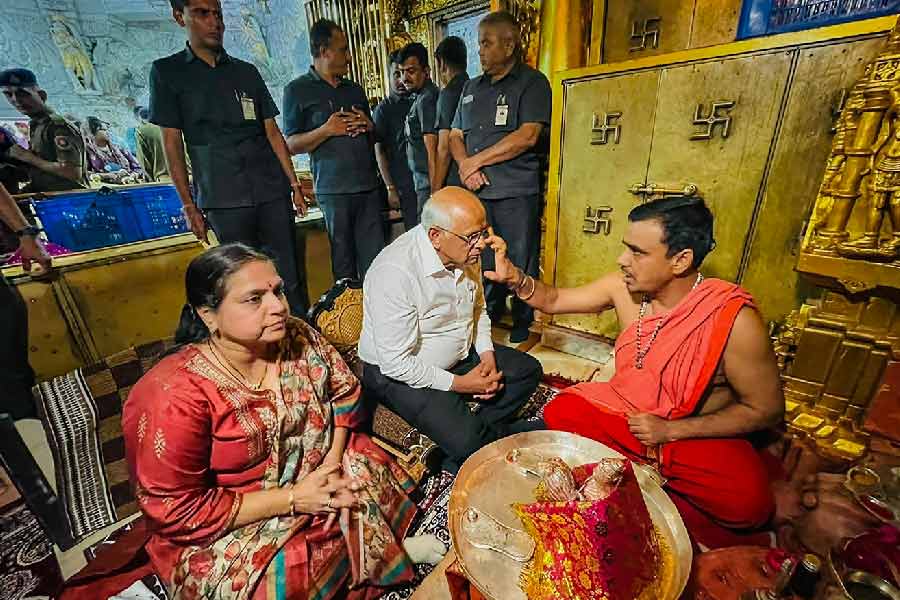 ফল ঘোষণার সকালে সস্ত্রীক মন্দিরে মুখ্যমন্ত্রী ভূপেন্দ্র পটেল।