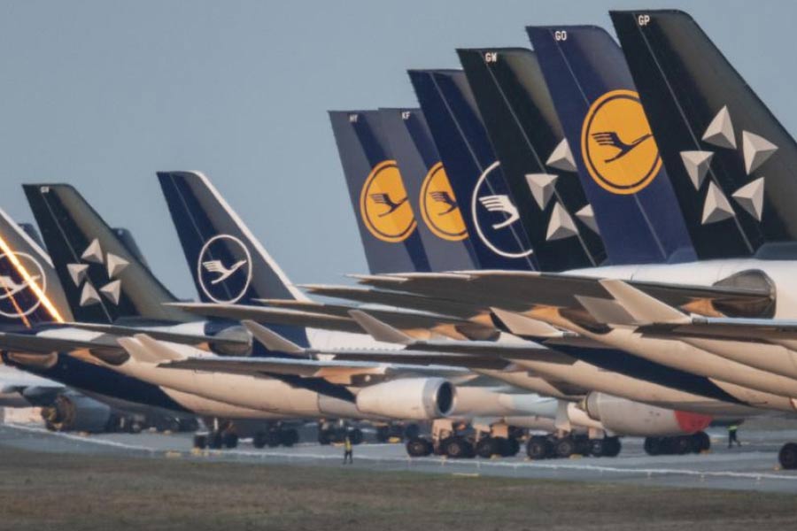 এই বিমানে যাত্রীরা নিজেদের গাড়ি নিয়েও উঠতে পারেন। বিমানের নীচের দিকে গাড়ি রাখার জন্য গ্যারাজ রয়েছে।