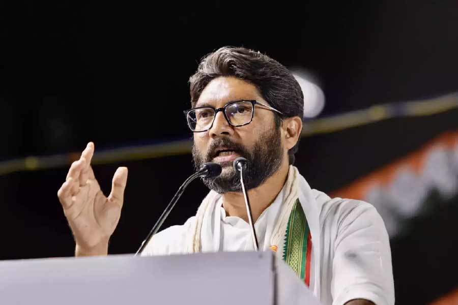 ৪,৯২৮ ভোটে জিতেছেন জিগ্নেশ।