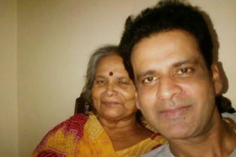 মায়ের চলে যাওয়ায় যেন পায়ের তলার মাটি সরে গেল, আক্ষেপ অভিনেতার।