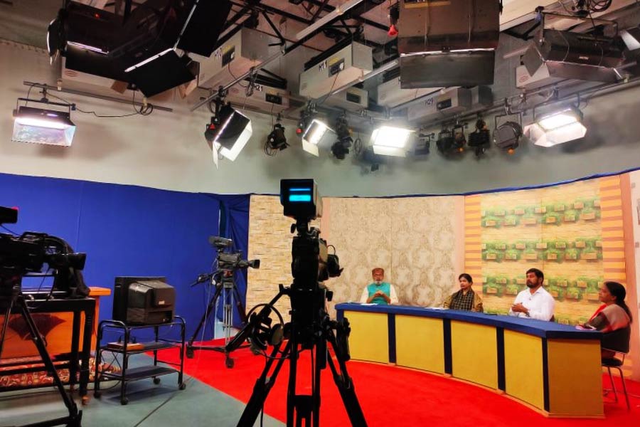 এমন একটা সময় আসে যে, চ‍্যানেলটি বন্ধ করে দেওয়ার কথাও ভাবা হয়। কারণ চ‍্যানেলটি চালাতে যে পরিমাণ অর্থ ব্যয় করছিলেন কর্তৃপক্ষ, তার এক শতাংশও ঘরে আসছিল না।