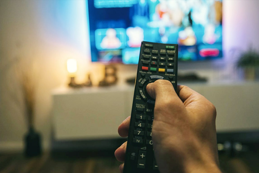 এই চ্যানেলটিতে বাকি অনুষ্ঠানগুলি একেবারেই চলত না। তা-ও খবর দেখার কিছু দর্শক ছিল। এক সন্ধ্যায় সেই খবর দেখতে গিয়েই গুটিকয়েক দর্শকের চোখ আটকে গেল টিভির পর্দায়।