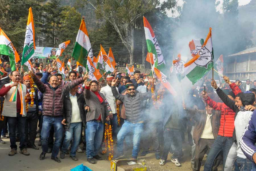 হিমাচল প্রদেশে ক্ষমতা দখল করল কংগ্রেস। ১৯৭৭ সাল থেকে এই রাজ্য কখনও এক দলকে পর পর দু’বার ক্ষমতায় থাকার সুযোগ দেয়নি। সেই রেওয়াজই বজায় রাখলেন হিমাচলের মানুষ।