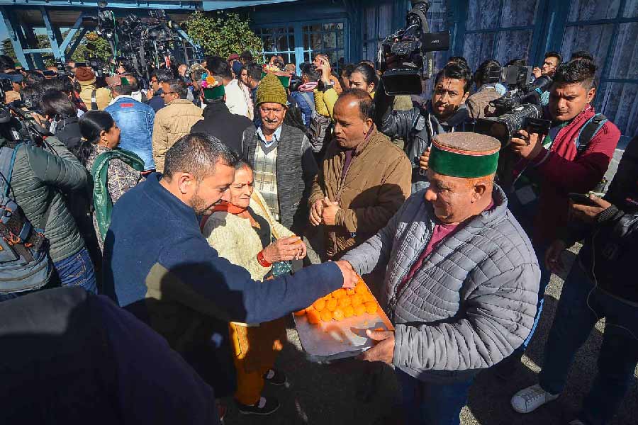 হিমাচলে সংখ্যাগরিষ্ঠতা পেলেও স্বস্তিতে নেই কংগ্রেস। রাজ্যে ‘ঘোড়া কেনাবেচা’র একটা আশঙ্কা করছেন কংগ্রেস নেতৃত্ব। গোয়া বা কর্নাটকের মতো ঘটনার পুনরাবৃত্তি যাতে এই পাহাড়ি রাজ্যেও না হয়, তাই আগে থেকেই সতর্ক দল।