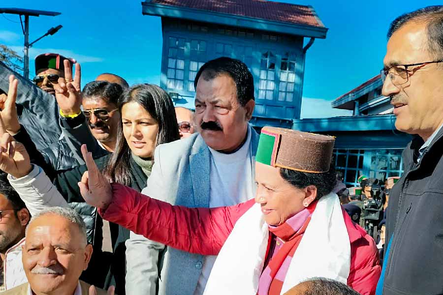 হিমাচলে কংগ্রেস ক্ষমতা দখল করতেই মুখ্যমন্ত্রীর পদের দাবিদার নিয়ে কংগ্রেসের অন্দরে তৎপরতা তুঙ্গে। কারণ ইতিমধ্যেই প্রাক্তন মুখ্যমন্ত্রী প্রয়াত বীরভদ্র সিংহের স্ত্রী এই পদের দাবিদার হিসাবে নিজেকে তুলে ধরেছেন।