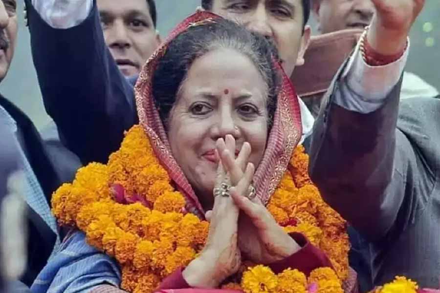 সংবাদমাধ্যমে তিনি দাবি করেছেন, বীরভদ্র সিংহের কথা স্মরণ করে রাজ্যবাসী ভোট দিয়েছেন। তাঁর কথায়, “এই রাজ্যের উন্নয়নে বীরভদ্র সিংহের অনেক অবদান আছে। তাই রাজ্যবাসীও চান এই পরিবারের কেউ সেই উন্নয়নকে এগিয়ে নিয়ে যাক।”