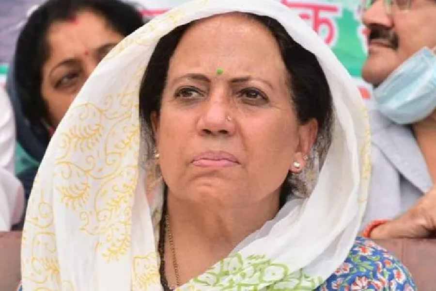 প্রতিভা আরও বলেন, “অনেক বিধায়কও চান বীরভদ্র সিংহ এবং ওঁর পরিবারকে উপেক্ষা করা উচিত নয়। আর এই কারণেই কংগ্রেস বেশ কয়েক বার রাজ্যের ক্ষমতা সামলেছে।”