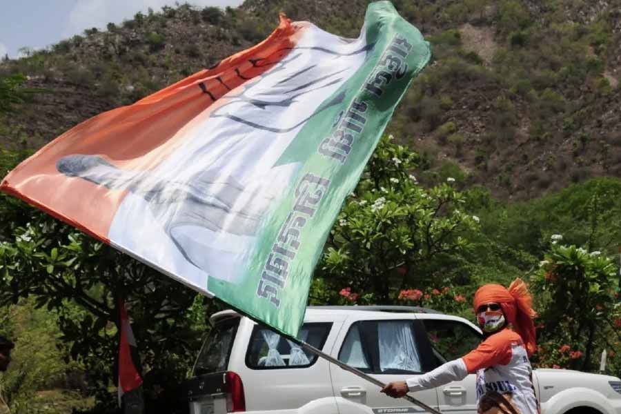 এ বারের নির্বাচনে কংগ্রেসের তরফে প্রচার কমিটির মূল দায়িত্ব দেওয়া হয়েছিল সুখবিন্দরকে। ঘটনাচক্রে, বীরভদ্রের পরিবারের সঙ্গে সুখুর সম্পর্ক খুব একটা ভাল নয়। কিন্তু তার পরেও তাঁকে প্রচার কমিটির প্রধান দায়িত্ব দেয় কংগ্রেস হাইকমান্ড। দলের এক সূত্রের দাবি, নির্বাচনে সুখুকে টিকিট দেওয়া নিয়েও প্রবল আপত্তি জানিয়েছিলেন প্রতিভা।
